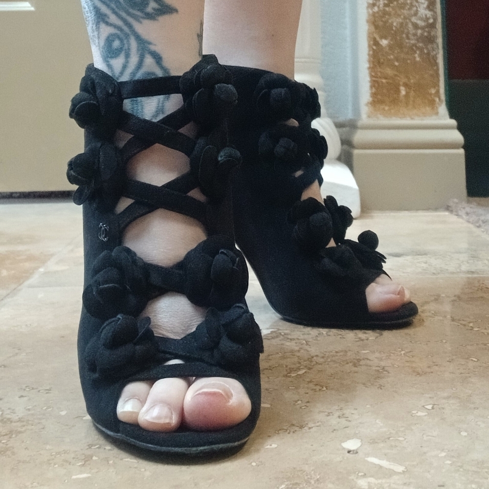 🖤 CHANEL 2017 Camellia Black Suede Peep Toe Boots CC Logo Karl Lagerfeld 38.5 - Picture 3 of 13